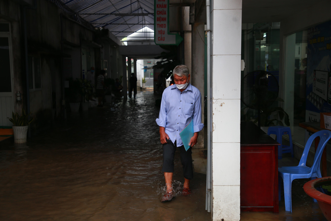 Người dân đến khám bệnh bì bõm trong nước. Người dân đến khám bệnh bì bõm trong nước.