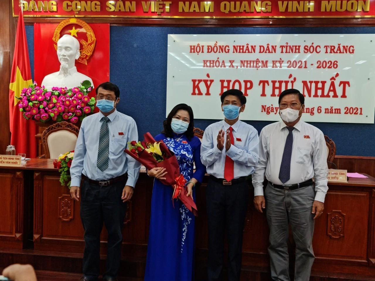 Bí thư Tỉnh uỷ Sóc Trăng Lâm Văn Mẫn tặng hoa chúc mừng bà Hồ Thị Cẩm Đào. Bí thư Tỉnh uỷ Sóc Trăng Lâm Văn Mẫn tặng hoa chúc mừng bà Hồ Thị Cẩm Đào.