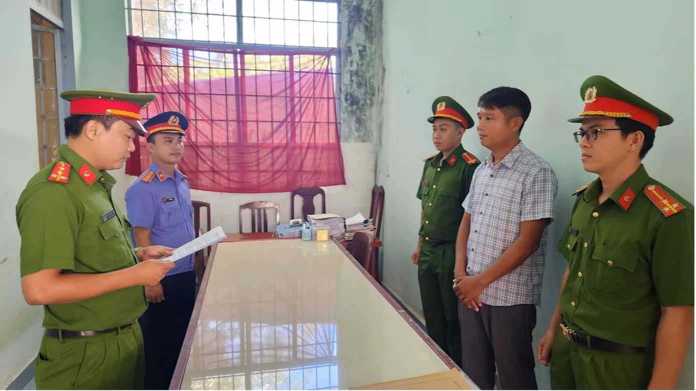 Điều tra viên tống đạt lệnh bắt tạm giam 4 tháng đối với Lê Minh Điệp (áo sơ mi sọc). Điều tra viên tống đạt lệnh bắt tạm giam 4 tháng đối với Lê Minh Điệp (áo sơ mi sọc).