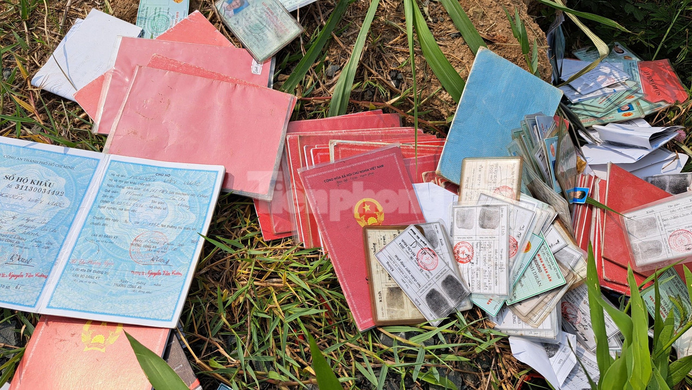 Nhiều sổ hộ khẩu, CMND, CCCD được phát hiện bên lề đường. Ảnh: Người dân cung cấp. Nhiều sổ hộ khẩu, CMND, CCCD được phát hiện bên lề đường. Ảnh: Người dân cung cấp.