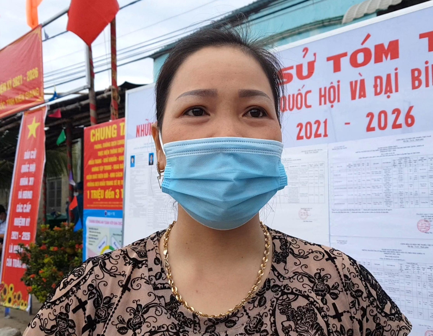 Cử tri Lê Thùy Linh – ngụ ấp Bãi Ngự, xã Thổ Chu chia sẻ: “Hôm nay cầm lá phiếu trên tay để đi bầu cử, bản thân tôi sẽ chọn những người đủ đức, đủ tài, biết quan tâm, lo lắng cuộc sống bà con trên đảo. Ở xã đảo này còn gặp nhiều khó khăn, trong đó việc học tập của các em học sinh còn thiếu thốn vì xã này chưa có trường THPT. Nếu muốn học tiếp thì các em học sinh phải vào Phú Quốc hay Rạch Giá. Chính vì thế, tôi mong muốn các đại biểu quan tâm, đầu tư xây dựng trường THPT để con em trên đảo được đến trường thuận tiện hơn".