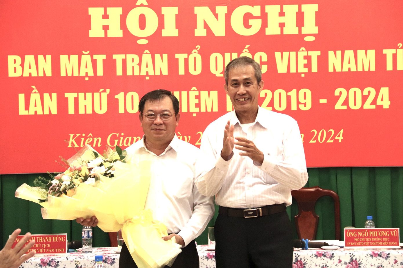 Ông Võ Văn Thiện - Trưởng Ban Công tác phía Nam Uỷ ban Trung ương MTTQ Việt Nam tặng hoa chúc mừng ông Lê Thanh Việt.