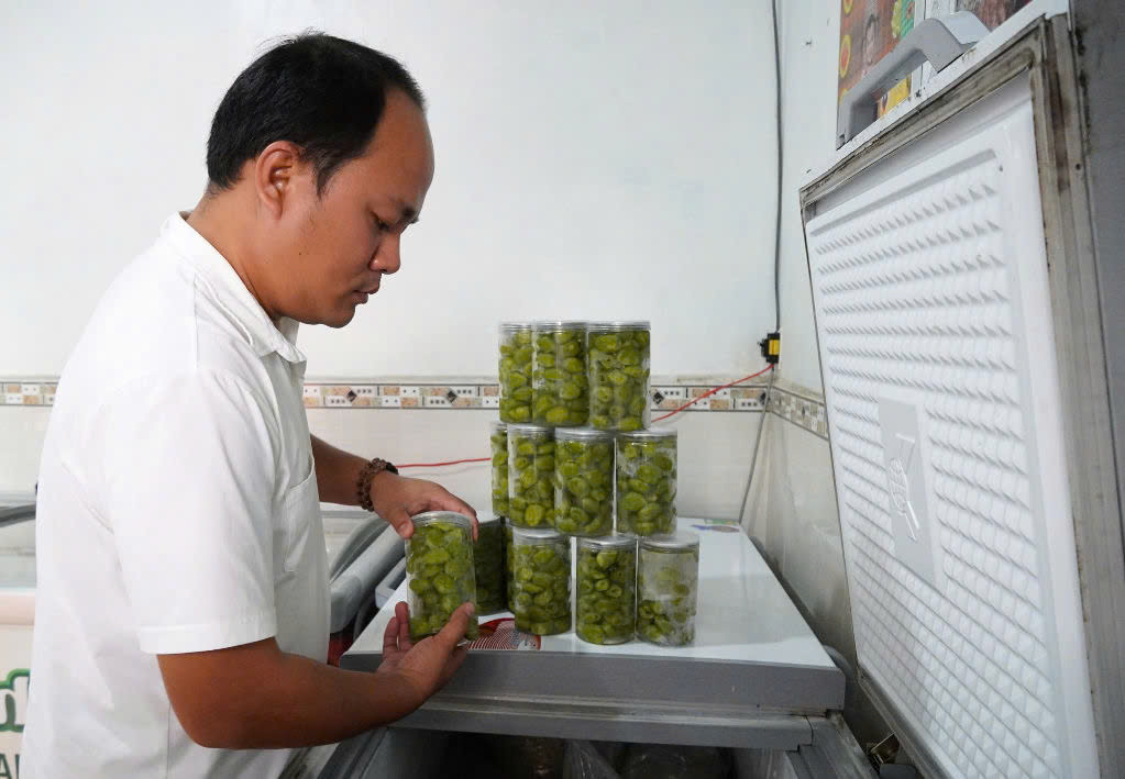 Cà na tách hạt của anh Thanh có giá từ 80.000 - 90.000 đồng/hộp. Ảnh: D.T.