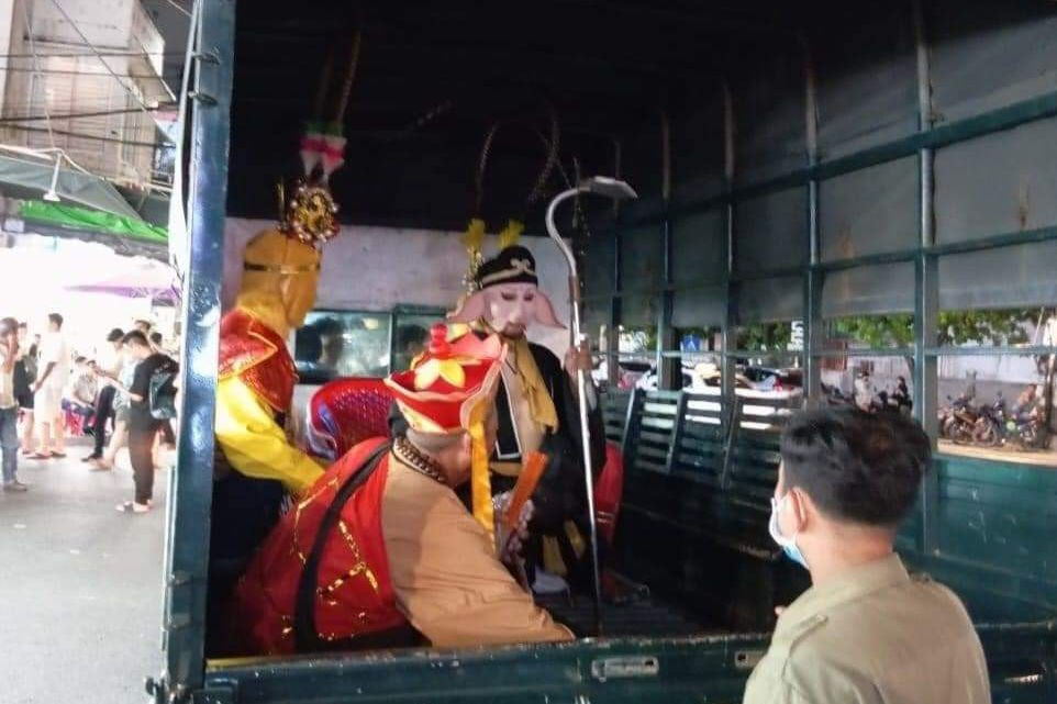 "Thầy trò Đường Tăng" bị lực lượng chức năng mời lên làm việc. Ảnh: CTV.