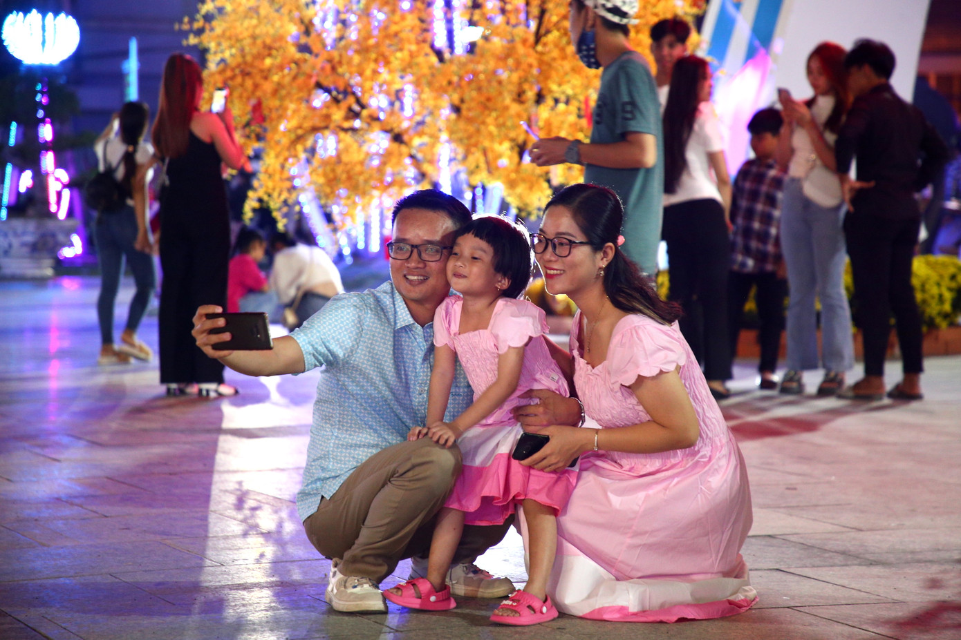 Quảng trường Bạch Đằng, TP. Sóc Trăng thu hút nhiều gia đình đến tham quan, chụp ảnh. Quảng trường Bạch Đằng, TP. Sóc Trăng thu hút nhiều gia đình đến tham quan, chụp ảnh.