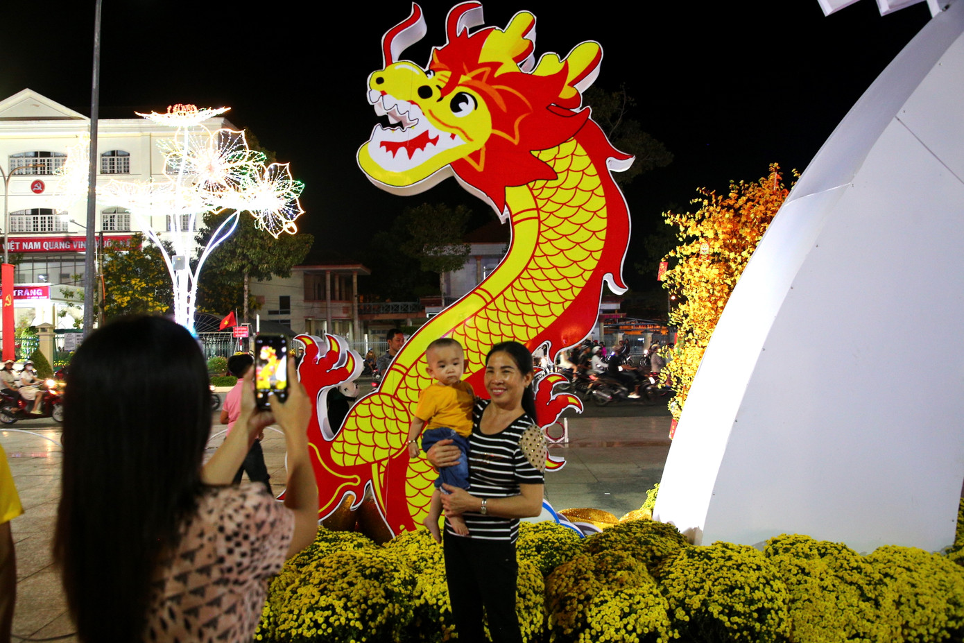 Giao thừa năm nay, Sóc Trăng có 3 địa phương được bắn pháo hoa tầm thấp với tổng cộng 490 giàn. Trong đó, TP. Sóc Trăng 250 giàn bắn tại khu đô thị 5A (phường 4, TP. Sóc Trăng), thị xã Vĩnh Châu 150 giàn bắn tại Nhà thi đấu đa năng thị xã, huyện Cù Lao Dung 90 giàn bắn tại Công viên trung tâm thị trấn Cù Lao Dung. Tổng kinh phí cho bắn pháo hoa mừng năm mới trên 2,2 tỷ đồng từ nguồn xã hội hóa. Ảnh: Nhật Huy Giao thừa năm nay, Sóc Trăng có 3 địa phương được bắn pháo hoa tầm thấp với tổng cộng 490 giàn. Trong đó, TP. Sóc Trăng 250 giàn bắn tại khu đô thị 5A (phường 4, TP. Sóc Trăng), thị xã Vĩnh Châu 150 giàn bắn tại Nhà thi đấu đa năng thị xã, huyện Cù Lao Dung 90 giàn bắn tại Công viên trung tâm thị trấn Cù Lao Dung. Tổng kinh phí cho bắn pháo hoa mừng năm mới trên 2,2 tỷ đồng từ nguồn xã hội hóa. Ảnh: Nhật Huy