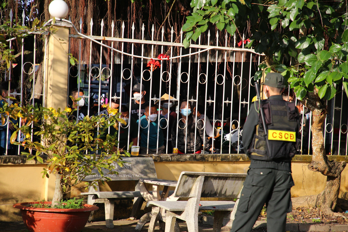 An ninh được kiểm soát chặt tại phiên toà. An ninh được kiểm soát chặt tại phiên toà.