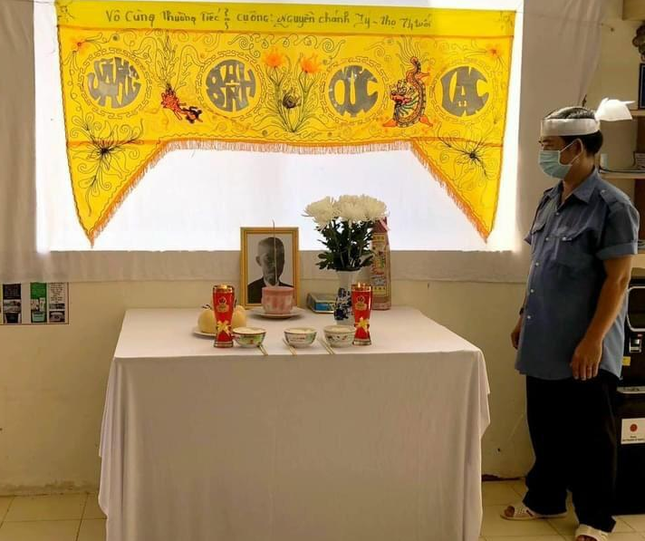 Anh Liêm bên bàn thờ cha. Ảnh: BV. Anh Liêm bên bàn thờ cha. Ảnh: BV.