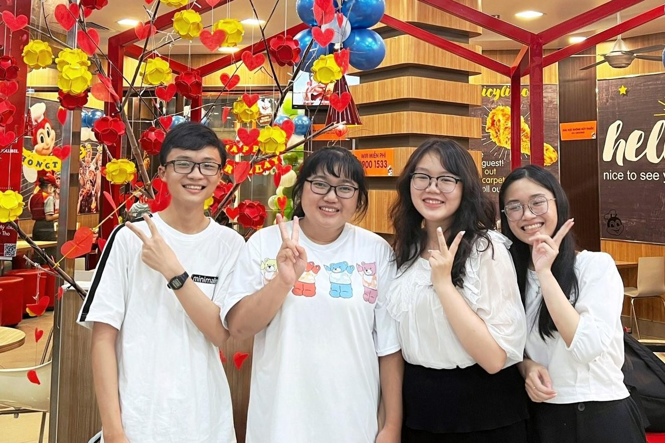 Ngọc Tân (bìa trái) cùng bạn bè. Ngọc Tân (bìa trái) cùng bạn bè.