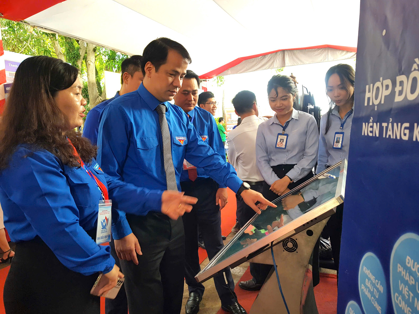 Anh Ngô Văn Cương - Bí thư Trung ương Đoàn tham quan các gian hàng tại đại hội. Anh Ngô Văn Cương - Bí thư Trung ương Đoàn tham quan các gian hàng tại đại hội.