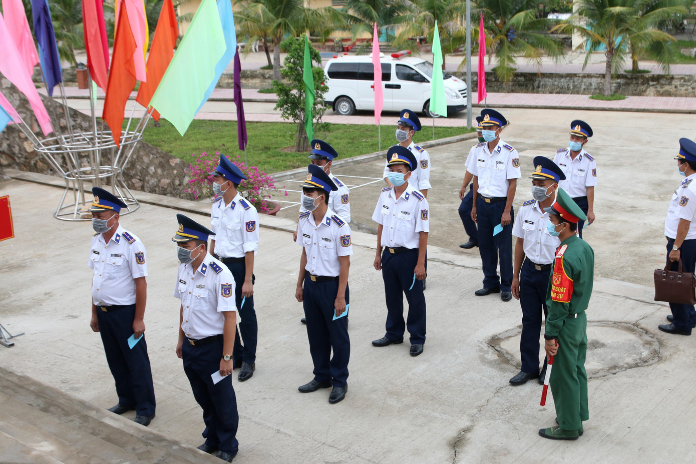 Tại tổ bầu cử số 5 có hàng trăm cử tri là cán bộ, chiến sĩ lực lượng vũ trang thuộc các đơn vị, gồm: Trung đoàn 152, trạm radar 610 Vùng 5 Hải quân, Cảnh sát biển, Đồn Biên phòng Thổ Chu… tham gia bỏ phiếu.