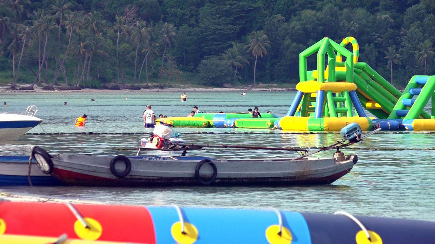 Lãnh đạo Cảng Hàng không Quốc tế Phú Quốc cho biết, trong dịp lễ Quốc khánh năm nay, các chuyến bay giảm khoảng 20% so với thời điểm trước hè. Bình quân mỗi ngày có khoảng 130 chuyến bay đến và đi.