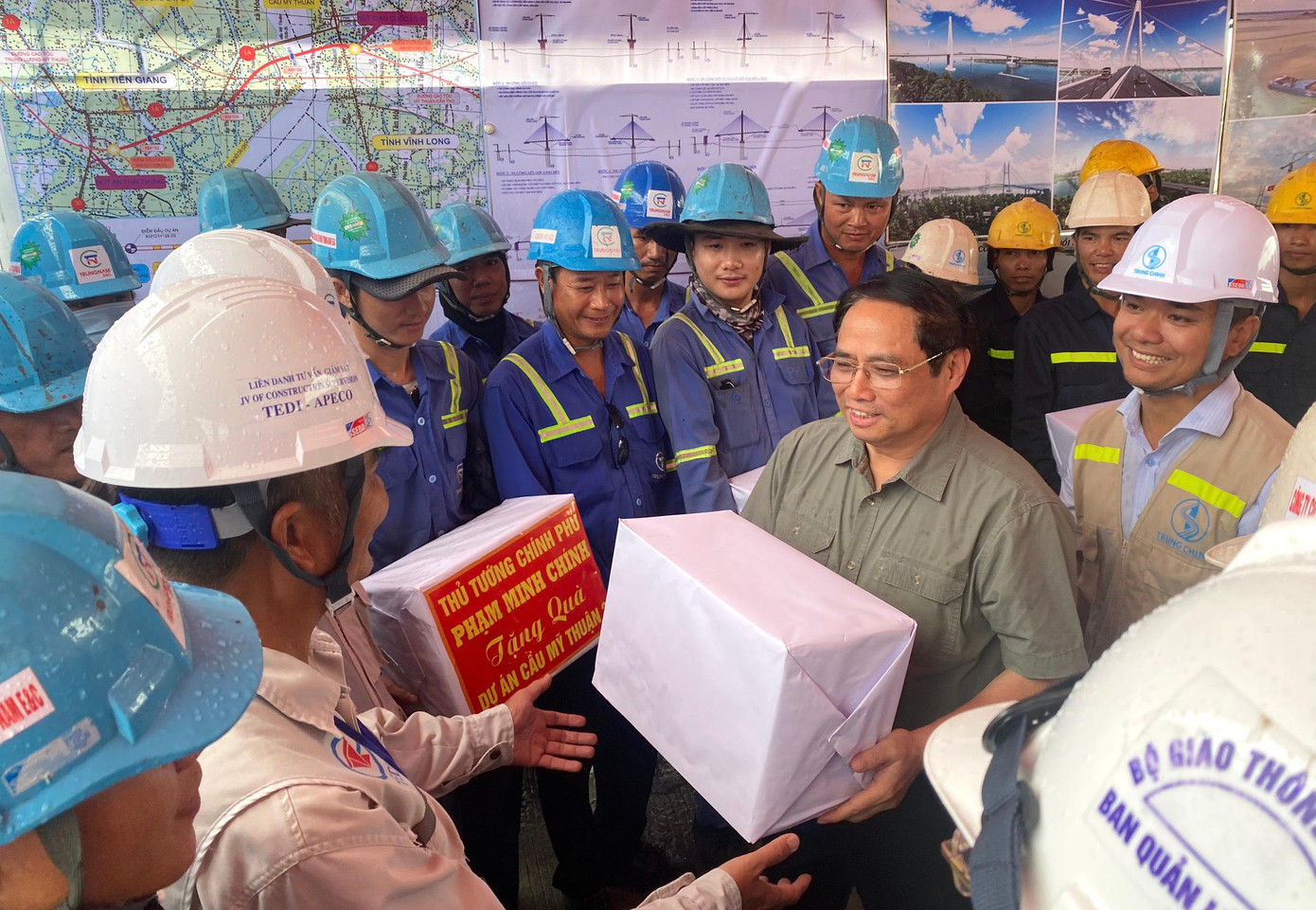 Tại công trường, Thủ tướng Phạm Minh Chính đã thăm hỏi, động viên, trao quà cho cán bộ, công nhân, người lao động. Ảnh: Nhật Huy.