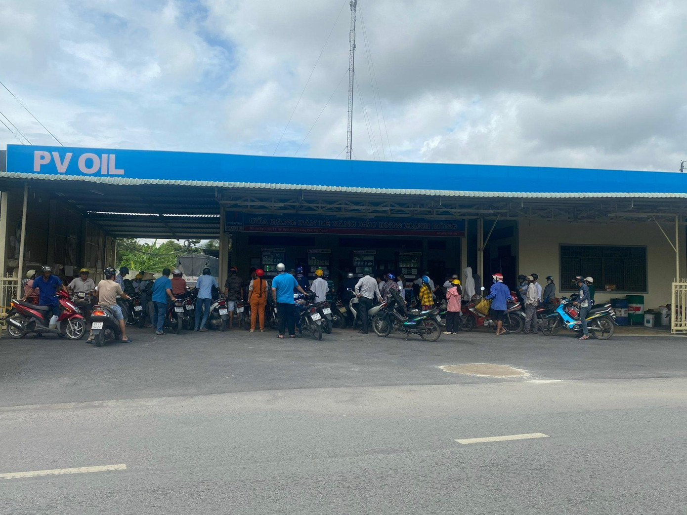 Trước đó, cửa hàng bán lẻ xăng dầu tại thị trấn Đại Ngãi, huyện Long Phú, tỉnh Sóc Trăng treo bảng hết xăng chờ nhập hàng. Tuy nhiên, sáng 29/8, cửa hàng này đã hoạt động trở lại.