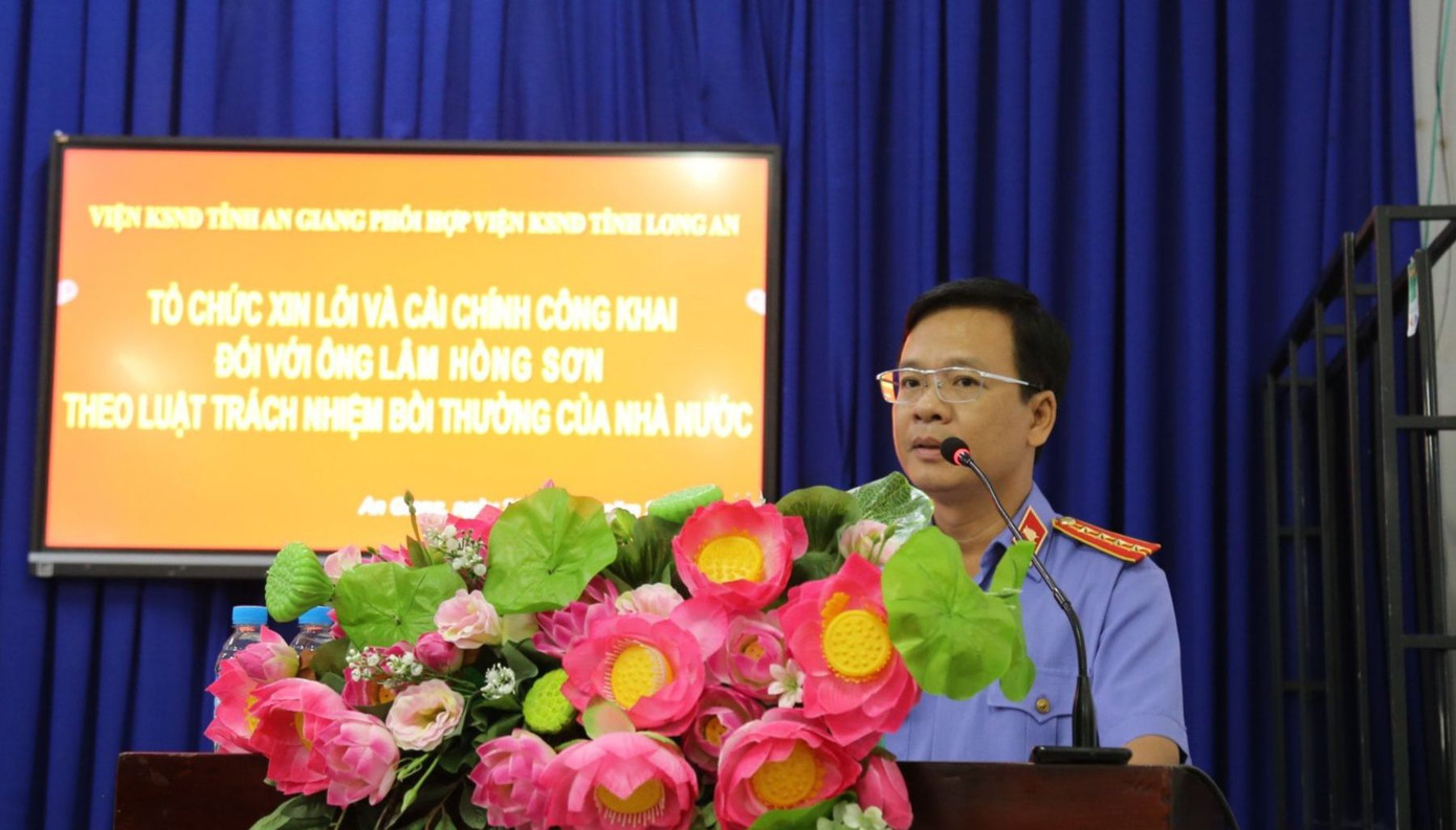 Đại diện VKSND tỉnh An Giang xin lỗi ông Lâm Hồng Sơn. Đại diện VKSND tỉnh An Giang xin lỗi ông Lâm Hồng Sơn.