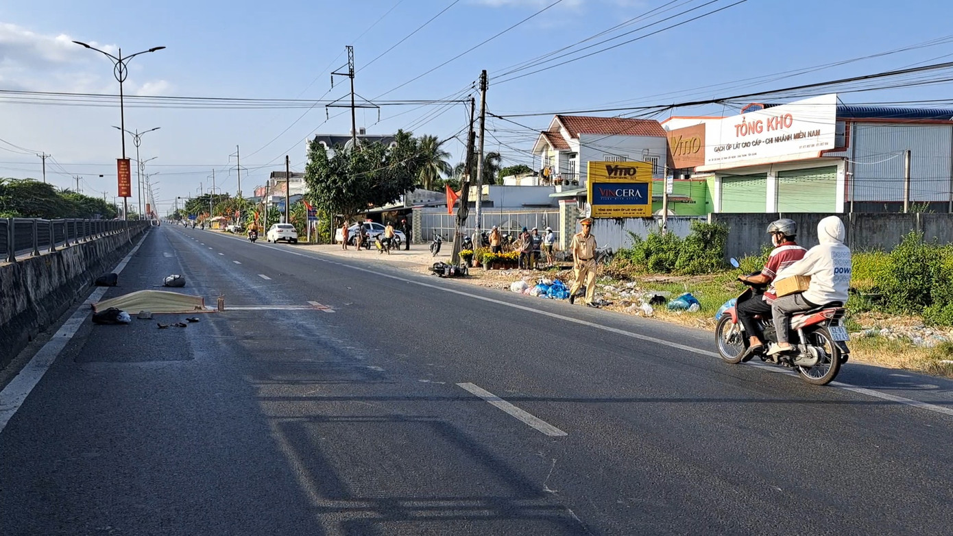 Lực lượng chức năng khám nghiệm hiện trường. Ảnh: Thảo Vy.