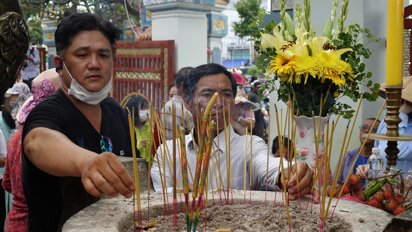 Khách thập phương đến viếng, thắp hương Anh hùng dân tộc Nguyễn Trung Trực. Khách thập phương đến viếng, thắp hương Anh hùng dân tộc Nguyễn Trung Trực.