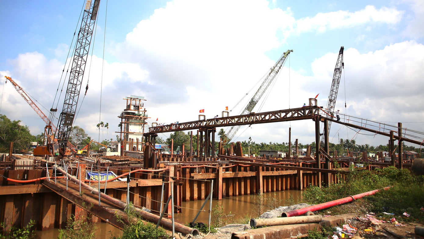 Ông Kiều Văn Công - Phó Giám đốc Ban quản lý Đầu tư và Xây dựng thủy lợi 10 (Chủ đầu tư) - cho biết, cống âu Rạch Mọp thuộc Dự án Công trình kiểm soát nguồn nước bờ Nam sông Hậu với tổng mức đầu tư 900 tỷ đồng. Trong đó, cống ngăn mặn và âu thuyền Rạch Mọp có vốn đầu tư trên 500 tỷ đồng. Dự án được khởi công tháng 1/2023 - đây là công trình thủy lợi có quy mô lớn nhất trên địa bàn tỉnh Sóc Trăng. Công trình dự kiến hoàn thành tháng 3/2025. Ông Kiều Văn Công - Phó Giám đốc Ban quản lý Đầu tư và Xây dựng thủy lợi 10 (Chủ đầu tư) - cho biết, cống âu Rạch Mọp thuộc Dự án Công trình kiểm soát nguồn nước bờ Nam sông Hậu với tổng mức đầu tư 900 tỷ đồng. Trong đó, cống ngăn mặn và âu thuyền Rạch Mọp có vốn đầu tư trên 500 tỷ đồng. Dự án được khởi công tháng 1/2023 - đây là công trình thủy lợi có quy mô lớn nhất trên địa bàn tỉnh Sóc Trăng. Công trình dự kiến hoàn thành tháng 3/2025.