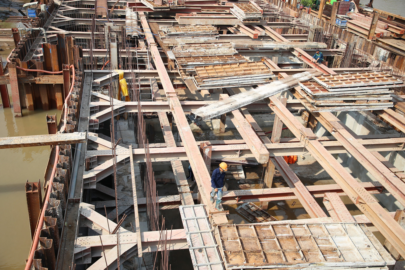 “Kinh phí công trình cống và âu thuyền Rạch Mọp 550 tỷ đồng. Hiện tại, đơn vị phấn đấu hoàn thành công tác lắp đặt cửa van, vận hành ngăn mặn trên sông Rạch Mọp cuối năm 2024”, ông Kiều Văn Công thông tin. Ảnh: Nhật Huy “Kinh phí công trình cống và âu thuyền Rạch Mọp 550 tỷ đồng. Hiện tại, đơn vị phấn đấu hoàn thành công tác lắp đặt cửa van, vận hành ngăn mặn trên sông Rạch Mọp cuối năm 2024”, ông Kiều Văn Công thông tin. Ảnh: Nhật Huy