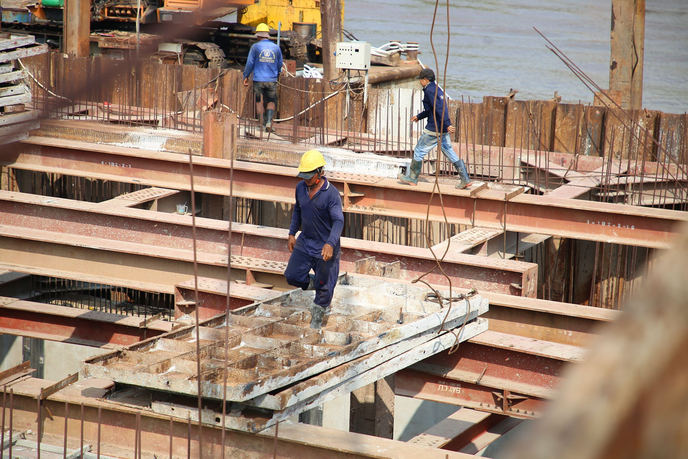 Kết quả thực hiện thi công xây dựng đến nay đã đóng xong toàn bộ cọc bê tông cốt thép gia cố nền thân cống, trong đó trụ P1 đã thi công tháp van đến cao trình +22.80m; âu thuyền và trụ P3 đổ bê tông tường đến cao trình -1.00; ụ neo thuyền hoàn thành 10/10 ụ; đang thi công thảm, rọ đá gia cố lòng dẫn phía thượng, hạ lưu cống. Kết quả thực hiện thi công xây dựng đến nay đã đóng xong toàn bộ cọc bê tông cốt thép gia cố nền thân cống, trong đó trụ P1 đã thi công tháp van đến cao trình +22.80m; âu thuyền và trụ P3 đổ bê tông tường đến cao trình -1.00; ụ neo thuyền hoàn thành 10/10 ụ; đang thi công thảm, rọ đá gia cố lòng dẫn phía thượng, hạ lưu cống.