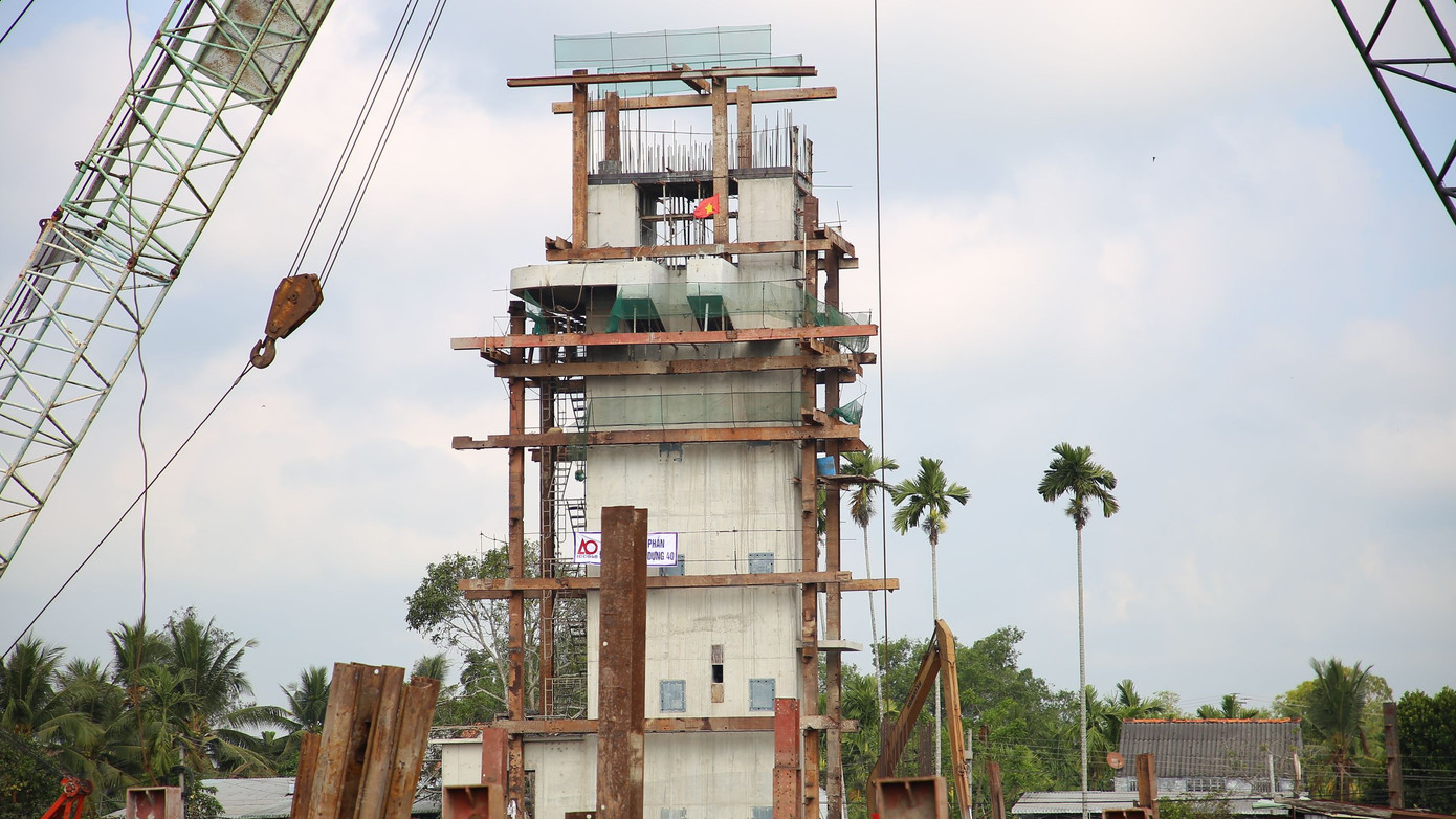 Công trình cống và âu thuyền Rạch Mọp triển khai xây dựng tại xã Nhơn Mỹ (Kế Sách) và xã Song Phụng (Long Phú). Vị trí công trình nằm trên sông Rạch Mọp với các hạng mục công trình gồm có: Cống, âu thuyền, bờ kè, nhà quản lý, hệ thống quan trắc, giám sát... Công trình cống và âu thuyền Rạch Mọp triển khai xây dựng tại xã Nhơn Mỹ (Kế Sách) và xã Song Phụng (Long Phú). Vị trí công trình nằm trên sông Rạch Mọp với các hạng mục công trình gồm có: Cống, âu thuyền, bờ kè, nhà quản lý, hệ thống quan trắc, giám sát...