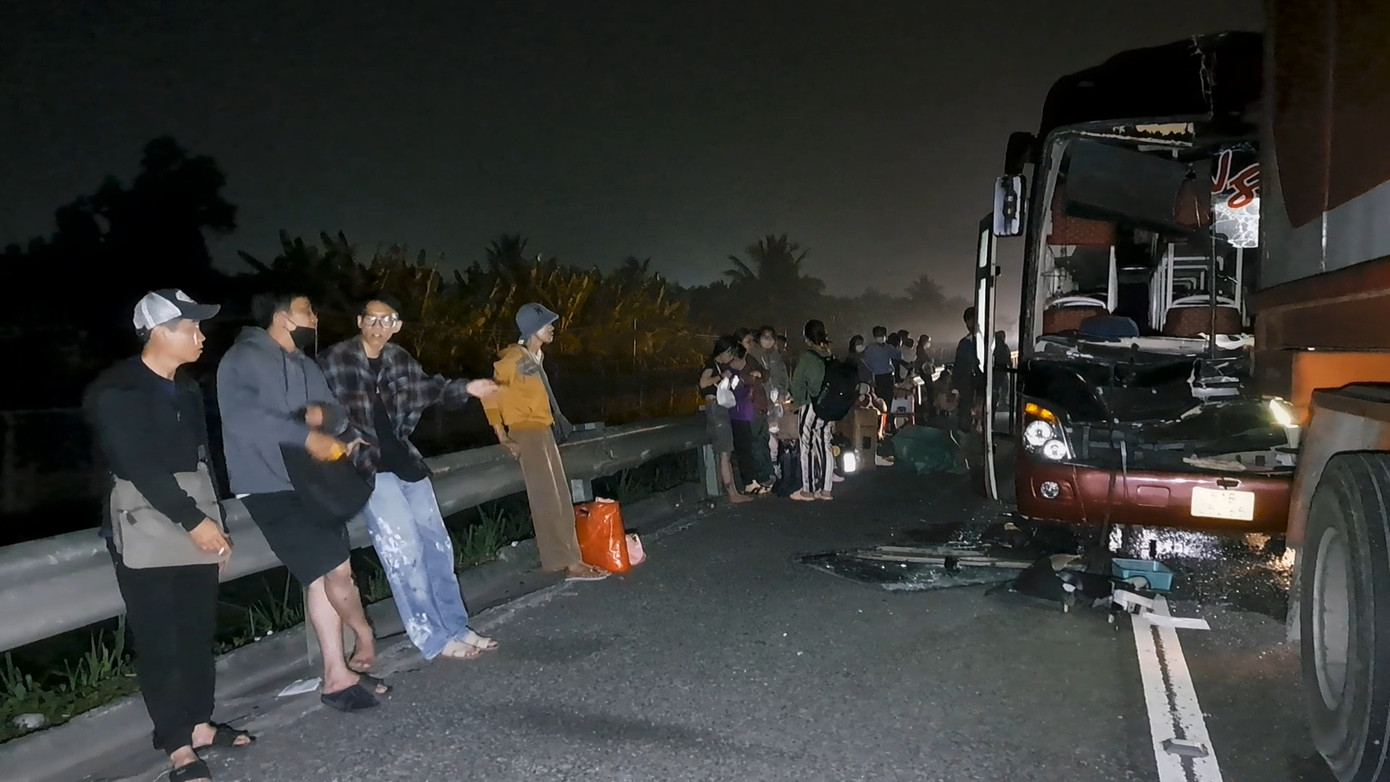 Vụ tai nạn khiến hành khách trên xe một phen hoảng vía. Ảnh: Thảo Vy.