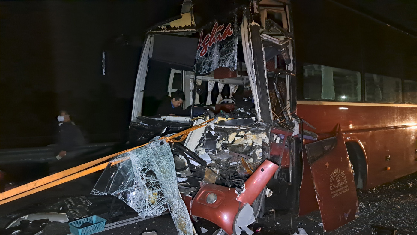 Xe khách biến dạng phần đầu sau vụ tai nạn.