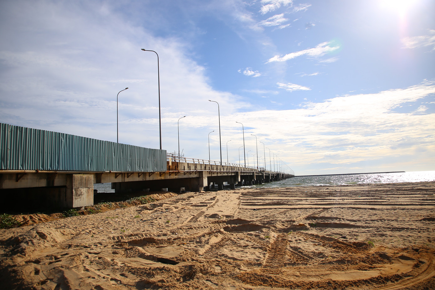 Hiện dự án này mới thực hiện các hạng mục như: 120 m bến cầu chính, 850 m đê chắn sóng, hệ thống phao tiêu báo hiệu, nhà ga, sân bãi, đường dẫn vào cảng, hệ thống chiếu sáng… hạ tầng kỹ thuật và các chi phí thực hiện đầu tư... Nhiều hạng mục công việc chưa triển khai như: Nhà ga, sân bãi, đường dẫn vào cảng, hệ thống phao tiêu báo hiệu và nạo vét luồng hàng hải, công tác giải phóng mặt bằng.