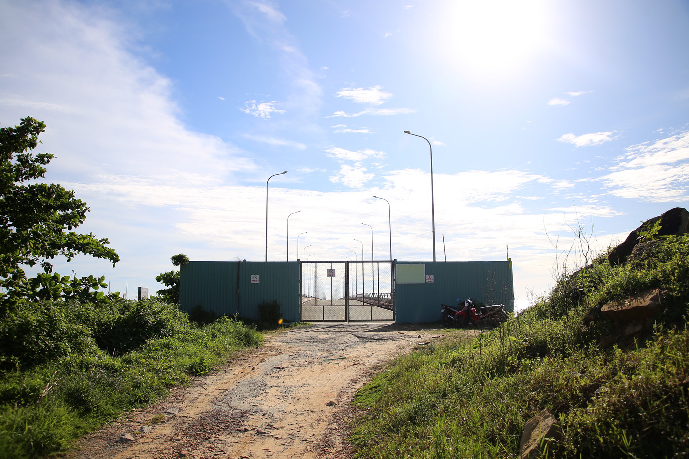 "Không để tình trạng có cảng nhưng khách phải trung chuyển bằng tàu nhỏ vào cảng như hiện tại làm mất đi hình ảnh du lịch của Phú Quốc. Việc sớm đưa dự án Cảng hành khách quốc tế Phú Quốc vào khai thác sớm là điều cần thiết phải thực hiện" - ông Lâm Minh Thành nhấn mạnh. Ảnh: N. Huy.