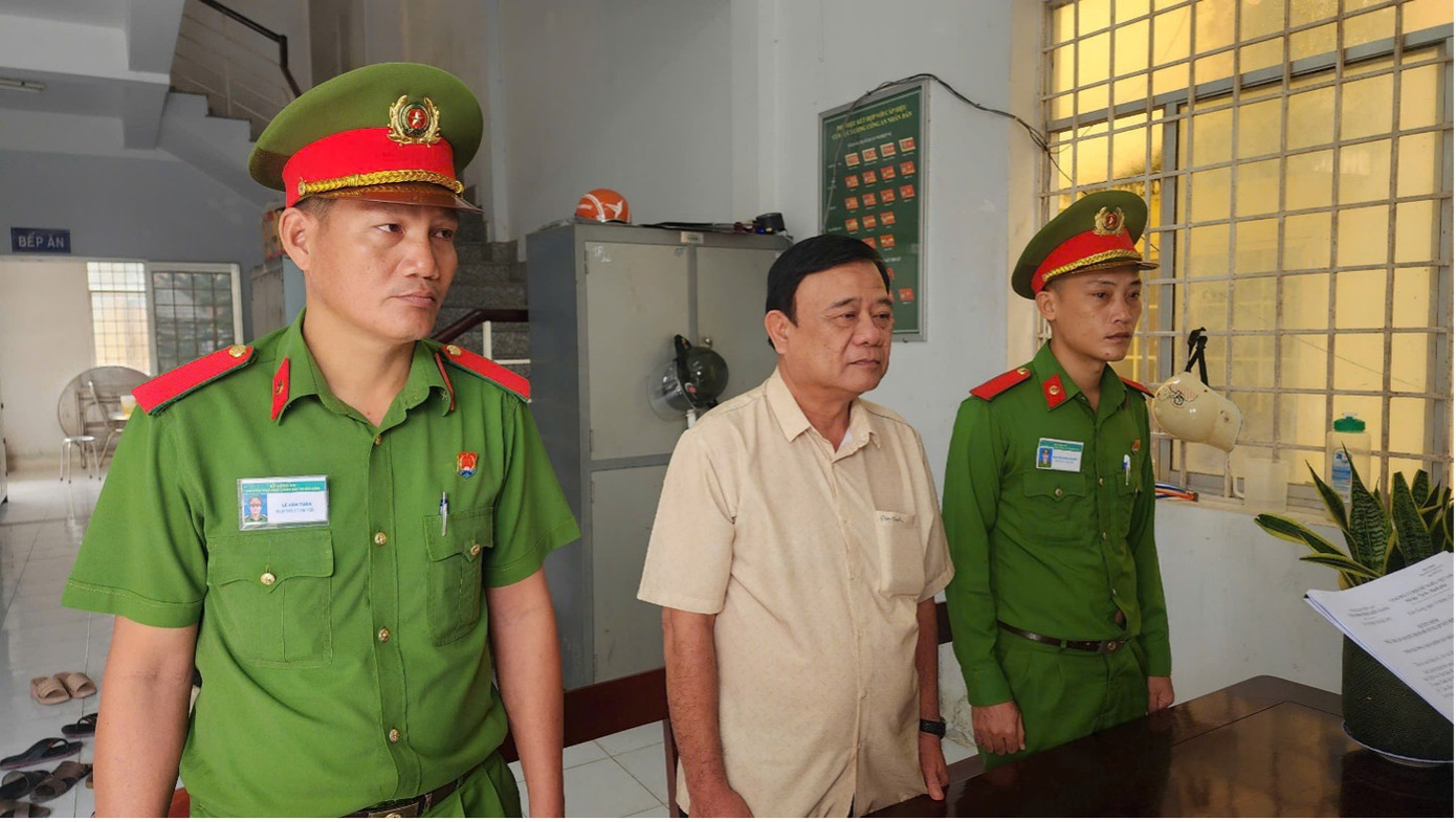 Cơ quan Cảnh sát điều tra thực hiện lệnh bắt tạm giam đối với bị can Trần Minh Vũ.