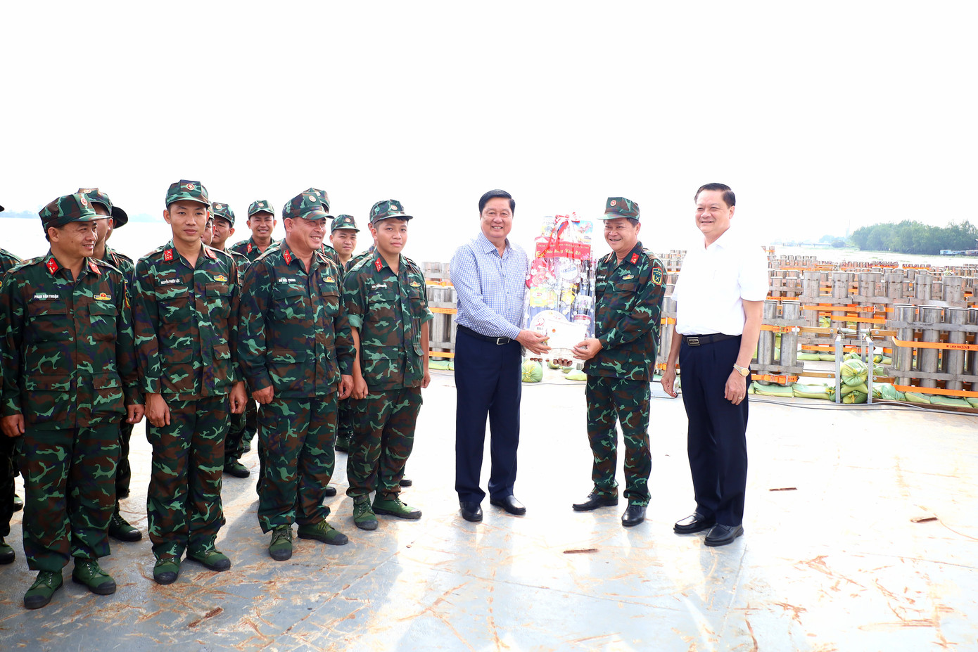 Phó Bí thư Thường trực Thành ủy, Chủ tịch HĐND TP. Cần Thơ Phạm Văn Hiểu và Phó Chủ tịch UBND TP Dương Tấn Hiển đến thăm và tặng quà Tết cho cán bộ, chiến sĩ đang thực hiện công tác chuẩn bị bắn pháo hoa.