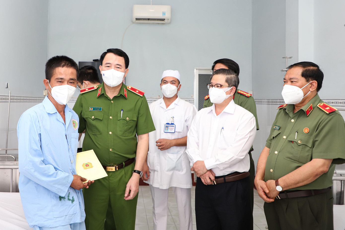 Thứ trưởng Lê Quốc Hùng cùng Chủ tịch UBND TP. Cần Thơ, Giám đốc Công an TP. Cần Thơ động viên, thăm hỏi tình hình sức khỏe của đại úy Nguyễn Công Tín và ông Nguyễn Anh Dũng tại nơi điều trị. Ảnh CACC. Thứ trưởng Lê Quốc Hùng cùng Chủ tịch UBND TP. Cần Thơ, Giám đốc Công an TP. Cần Thơ động viên, thăm hỏi tình hình sức khỏe của đại úy Nguyễn Công Tín và ông Nguyễn Anh Dũng tại nơi điều trị. Ảnh CACC.
