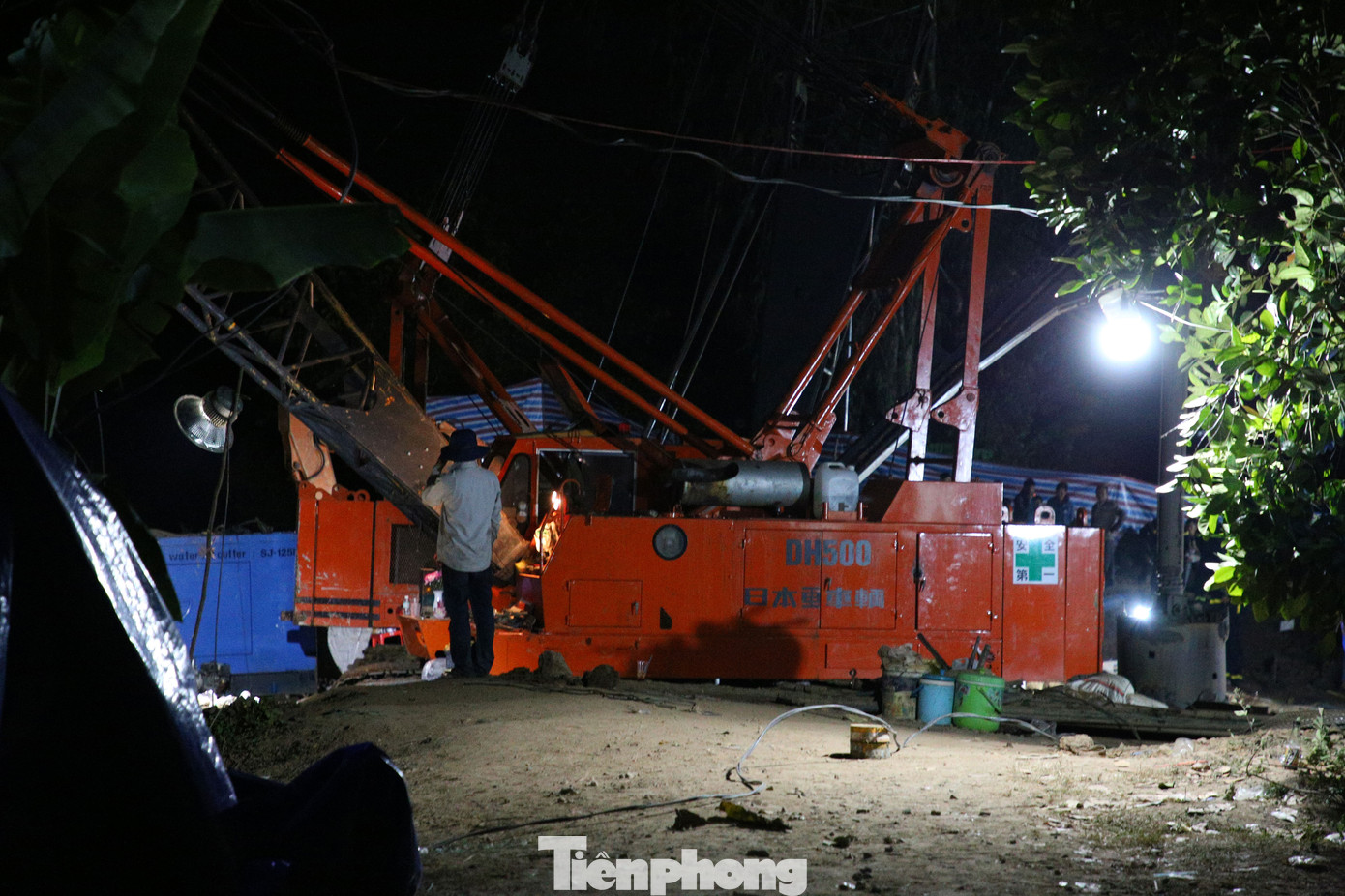 Máy khoan nhồi được điều đến hiện trường để thực hiện công tác giải cứu. Ảnh: Nhật Huy.