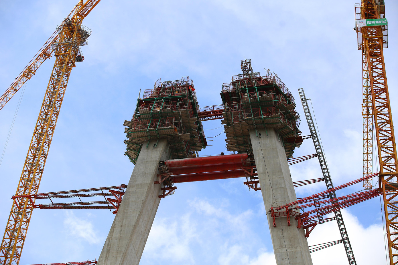 Hiện, công trường vẫn đang được tổ chức thi công bình thường để tiến độ của dự án không bị gián đoạn. Ảnh: NHẬT HUY.