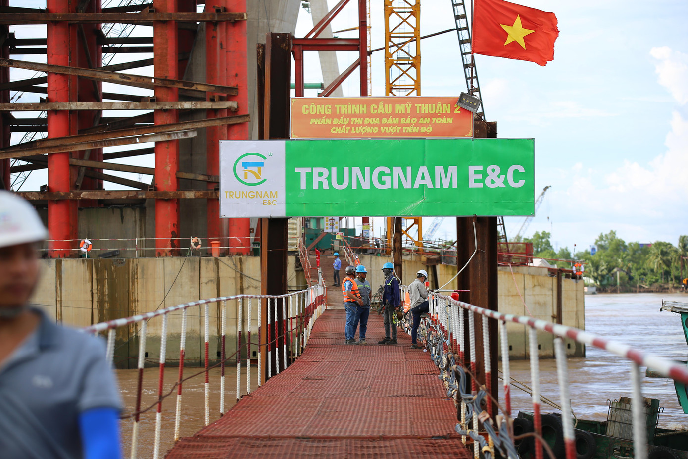 Sự việc xảy ra vào khoảng 16 giờ 30 phút ngày 30/9, khi một nhóm công nhân đứng trên sàn lắp đặt tại bệ trụ tháp bờ Vĩnh Long, cách mặt nước khoảng 1,5m, thì bất ngờ sàn này bị sập.