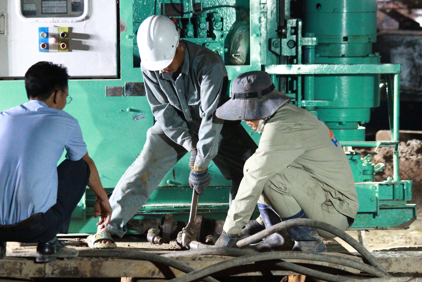 Từ đêm 3/1 đến sáng 4/1, lực lượng cứu hộ dùng phương pháp khoan xoáy nước áp lực lớn kết hợp khoan guồng xoắn.