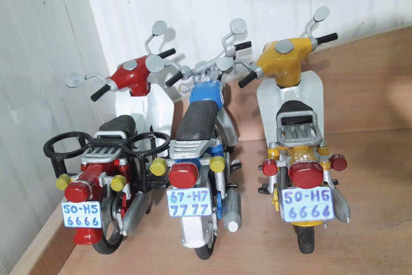 Không qua trường lớp, Phát tự mày mò, cắt ghép từng mảnh gỗ, ống nhựa để tạo nên những mô hình xe hoàn chỉnh. Không qua trường lớp, Phát tự mày mò, cắt ghép từng mảnh gỗ, ống nhựa để tạo nên những mô hình xe hoàn chỉnh.