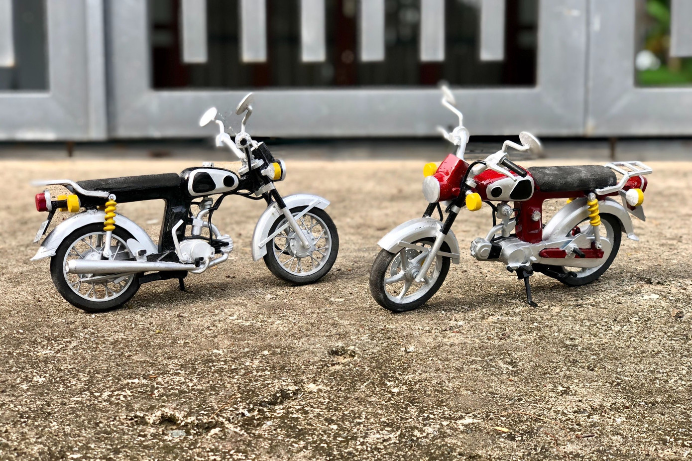 Không qua trường lớp, Phát tự mày mò, cắt ghép từng mảnh gỗ, ống nhựa để tạo nên những mô hình xe hoàn chỉnh. Không qua trường lớp, Phát tự mày mò, cắt ghép từng mảnh gỗ, ống nhựa để tạo nên những mô hình xe hoàn chỉnh.