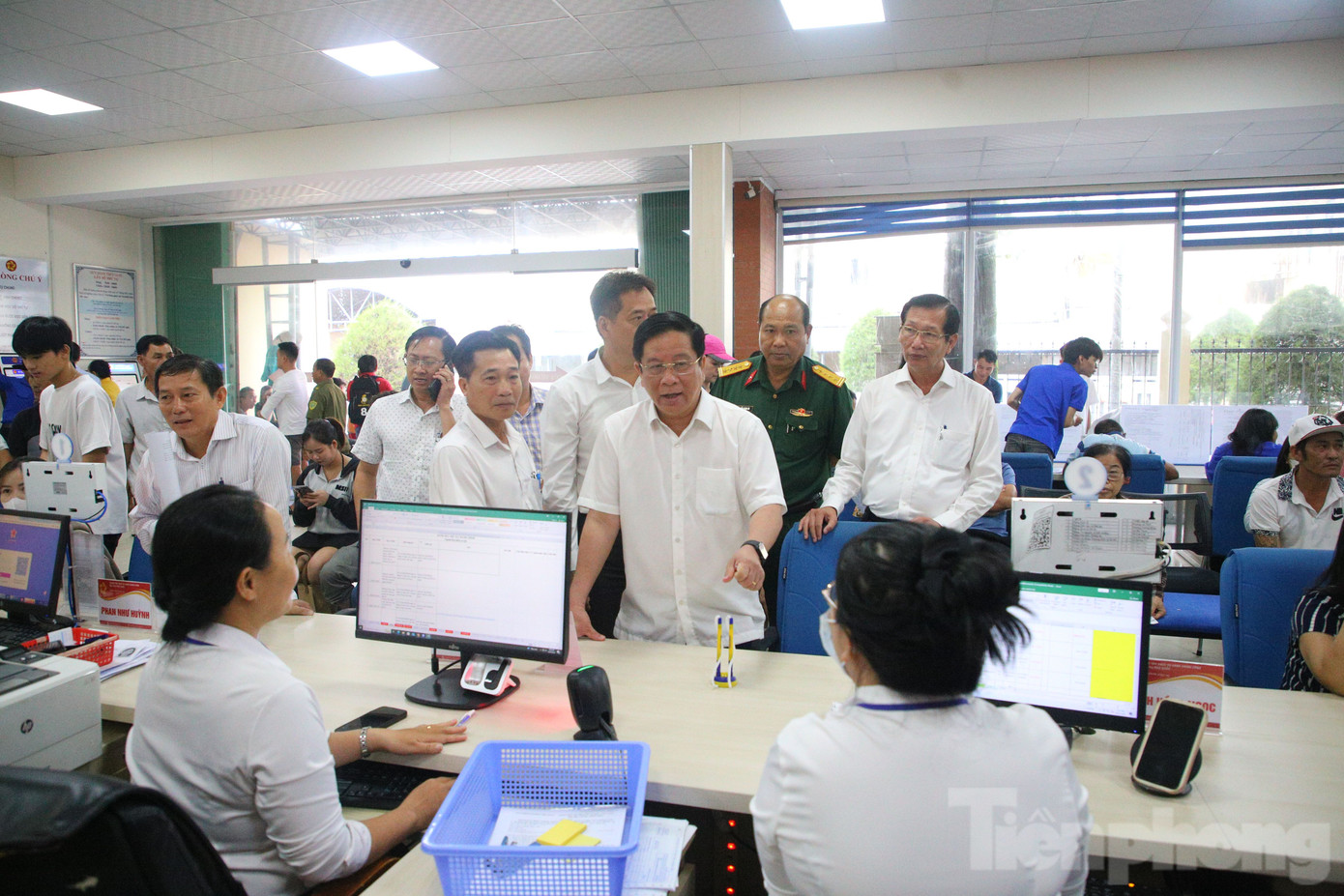 Chủ tịch UBND tỉnh An Giang - Hồ Văn Mừng kiểm tra tình hình hoạt động tại Trung tâm Phục vụ Hành chính công đặc khu Phú Quốc.