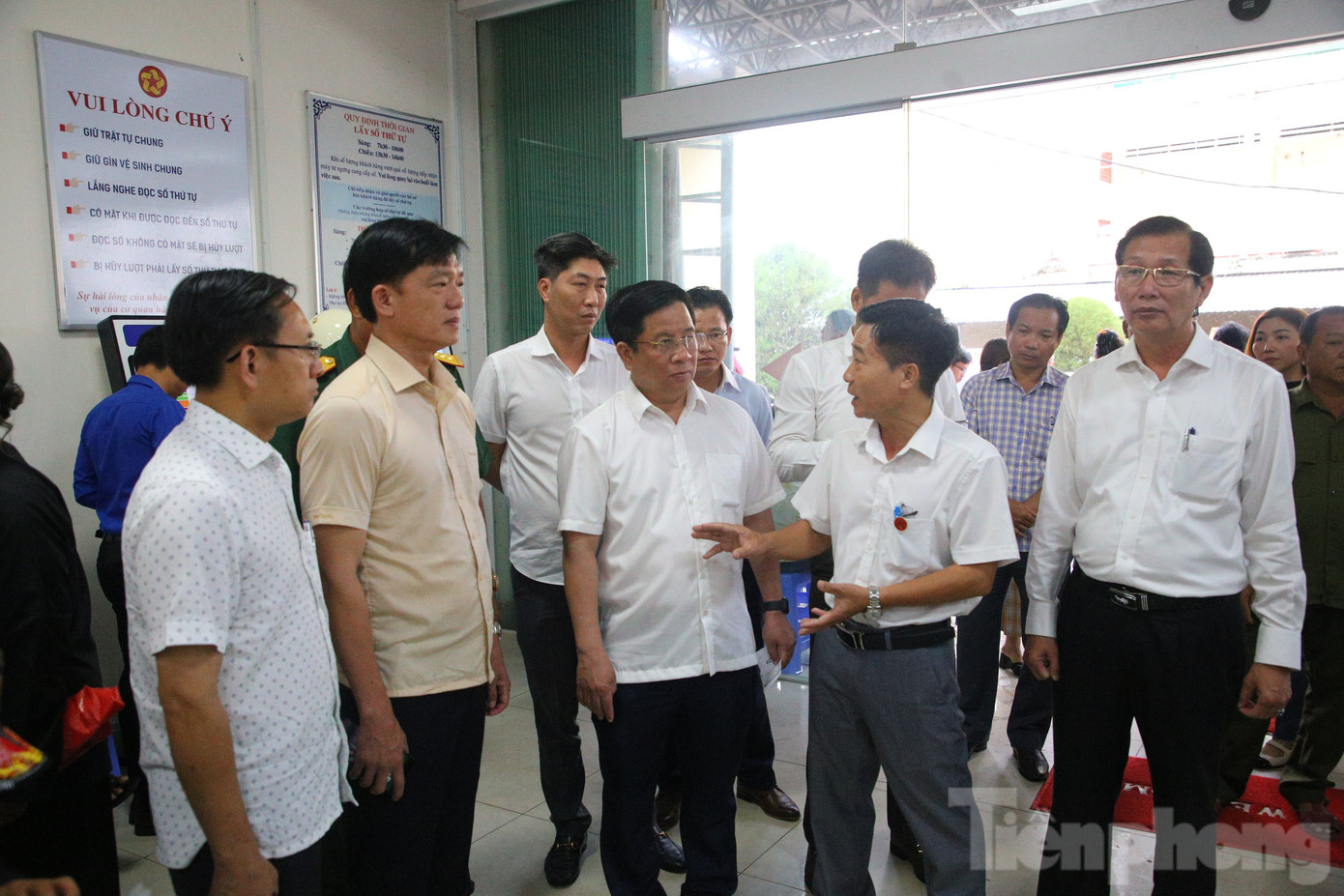 Sáng 8/7, ông Hồ Văn Mừng - Chủ tịch UBND tỉnh An Giang (đứng giữa) cùng đoàn công tác đã đến kiểm tra tình hình hoạt động tại Trung tâm Phục vụ Hành chính công đặc khu Phú Quốc.