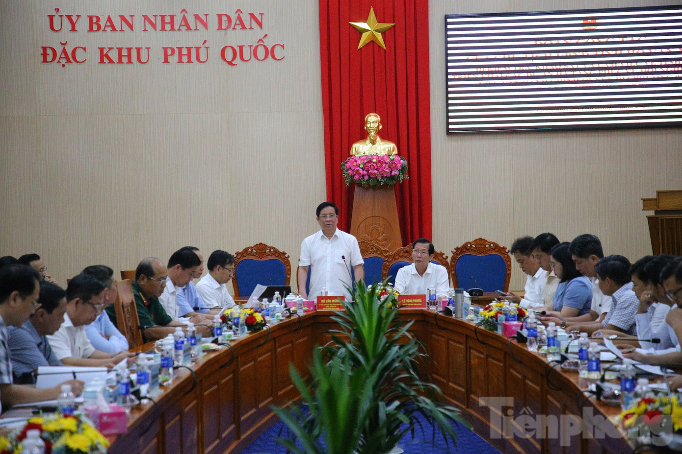 Quang cảnh buổi làm việc.