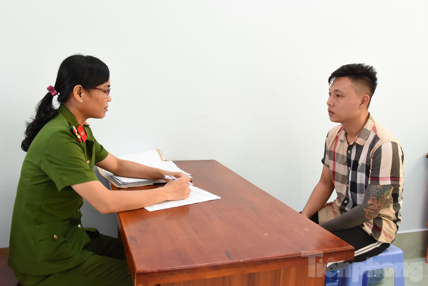 Đối tượng Nguyễn Minh Thông làm việc với công an. Ảnh: Trọng Tín.