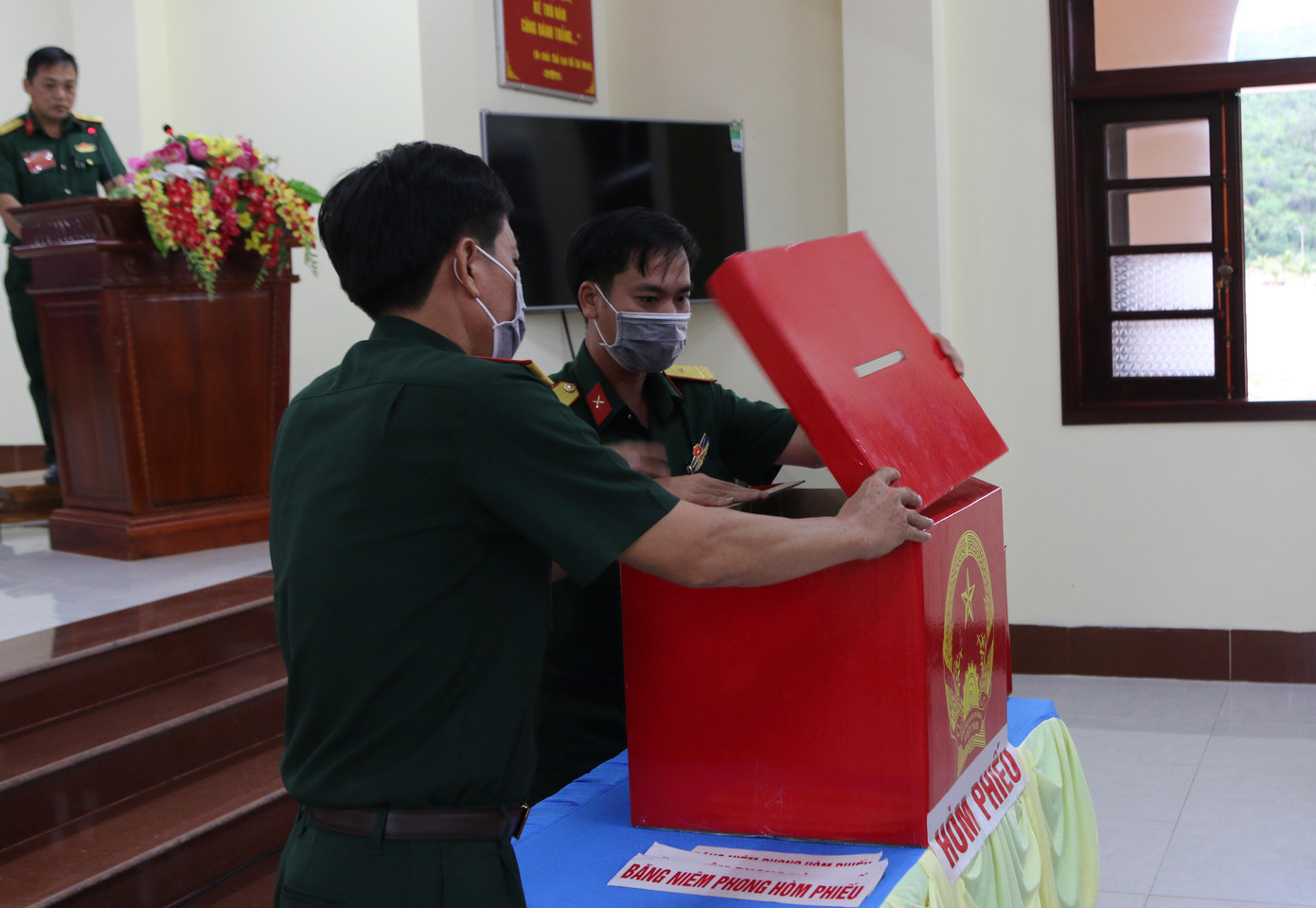 Kiểm tra thùng phiếu.