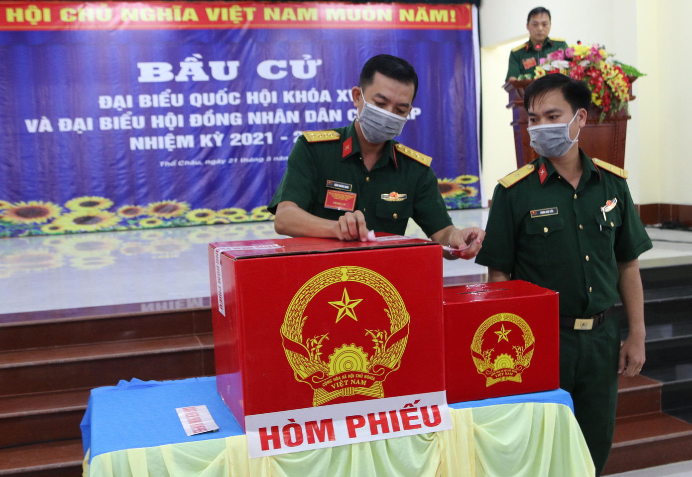 Niêm phong thùng phiếu trước khi tiến hành bầu cử.