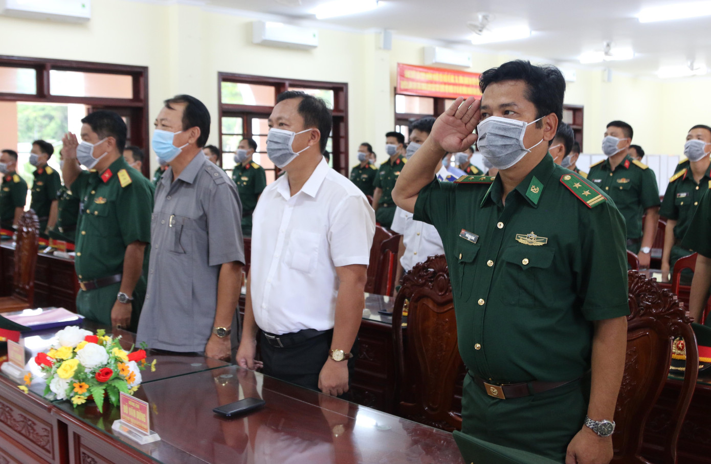 Thực hiện nghi thức trước khi khi tiến hành bầu cử.