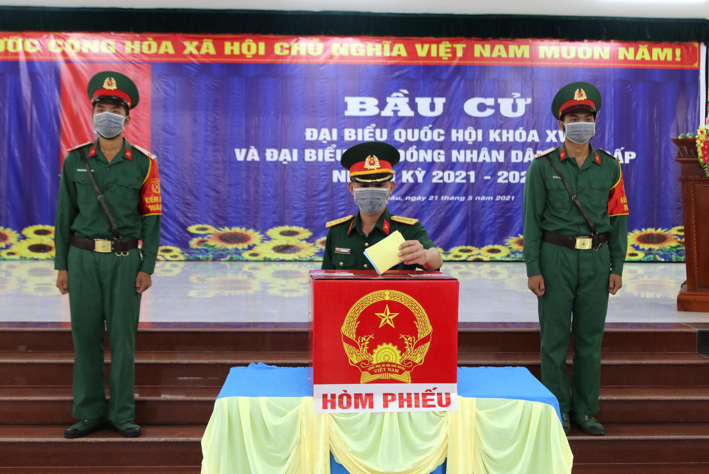 Cử tri tiến hành bỏ phiếu bầu vào thùng phiếu.