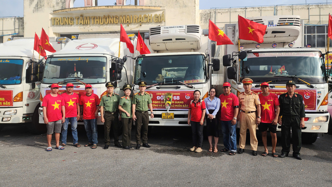 Công an tỉnh Kiên Giang xuất quân chuyển hàng cứu trợ đồng bào các tỉnh miền Bắc.