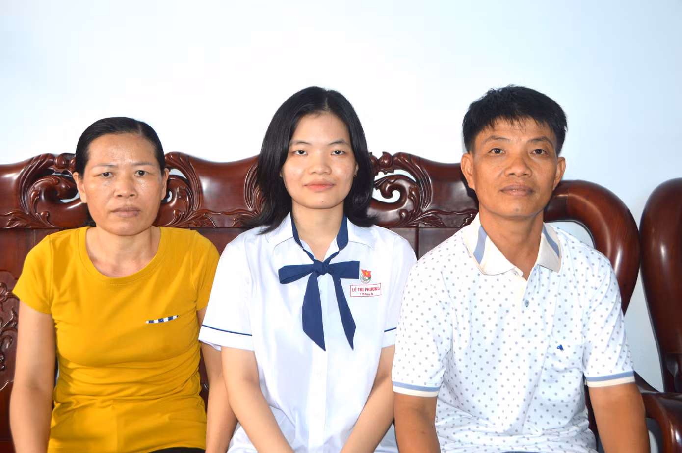 Lê Thị Phương cùng cha mẹ. Ảnh: CXL.