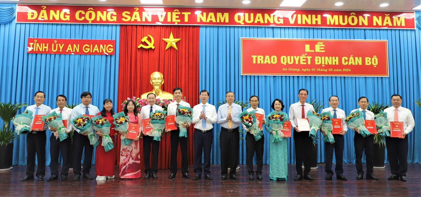 Ban Thường vụ Tỉnh ủy An Giang trao quyết định công tác cán bộ. Ảnh: Cổng thông tin điện tử tỉnh An Giang Ban Thường vụ Tỉnh ủy An Giang trao quyết định công tác cán bộ. Ảnh: Cổng thông tin điện tử tỉnh An Giang