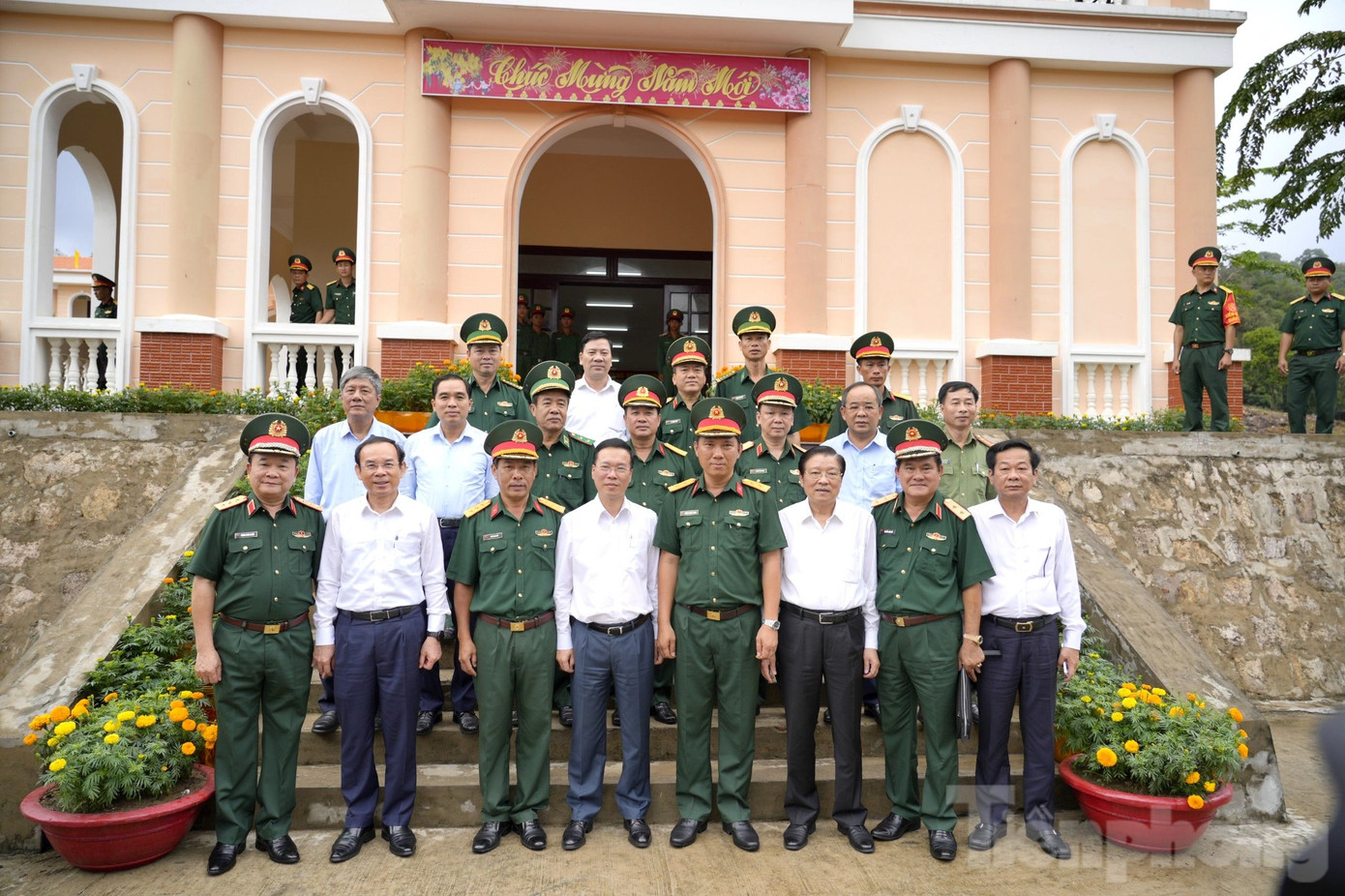 Chủ tịch nước Võ Văn Thưởng và đại biểu, cán bộ, chiến sĩ Đồn biên phòng Thổ Châu, thành phố Phú Quốc.